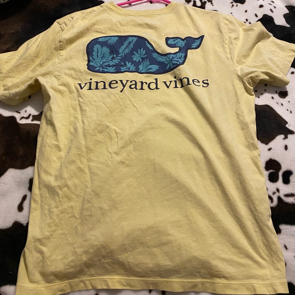 vineyard vine t shirt!! bought brand new and only worn once!!